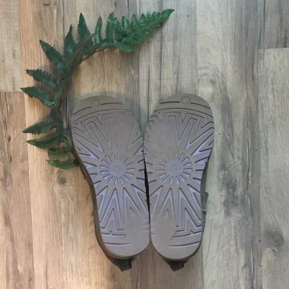 UGGS 🌿 - Picture 4 of 4